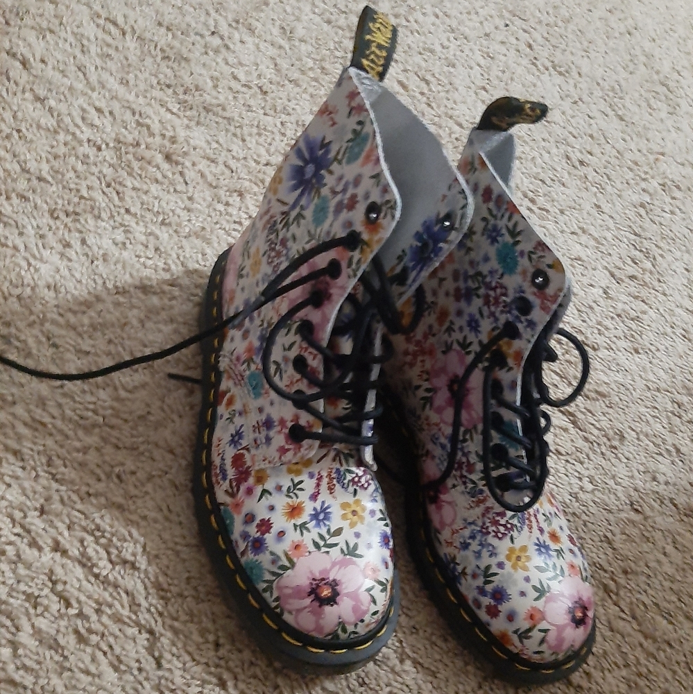 Flower doc marten boots, size 7 never worn